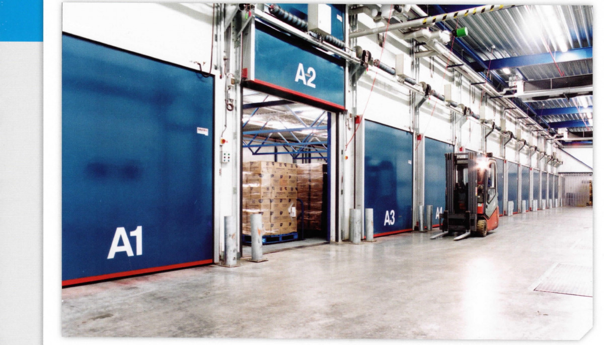 Ofisdagi yalangoch ayolning fotosurati